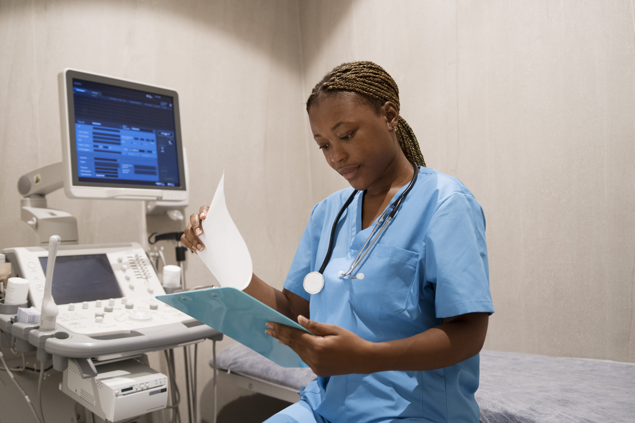 infirmiere-portant-gommages-tout-travaillant-clinique